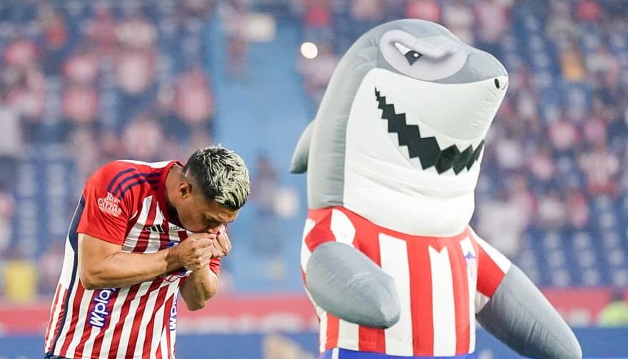 Teófilo Gutiérrez besando el escudo de Junior.