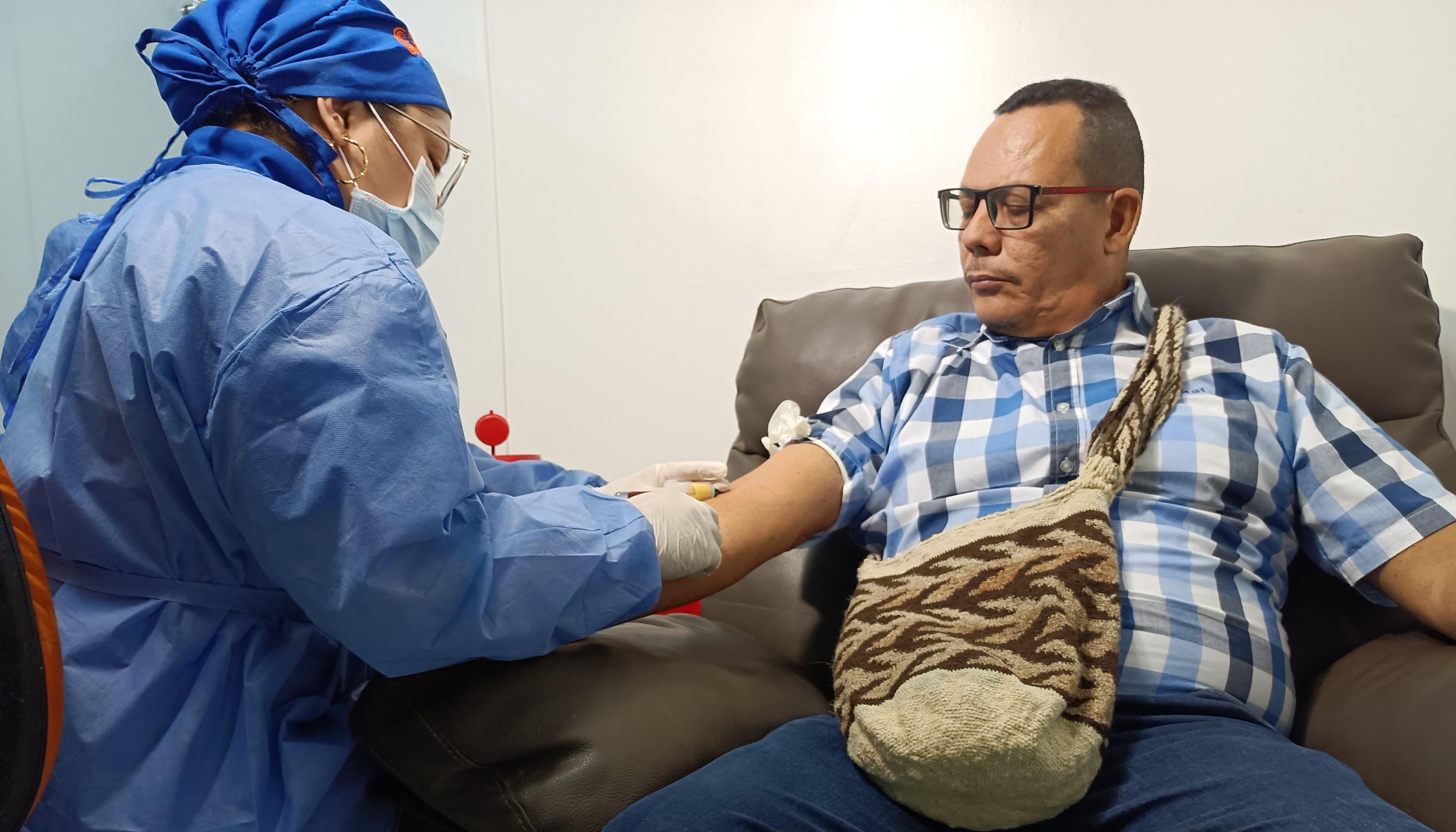 Imagen de la atención de toma de muestra en Consalud.