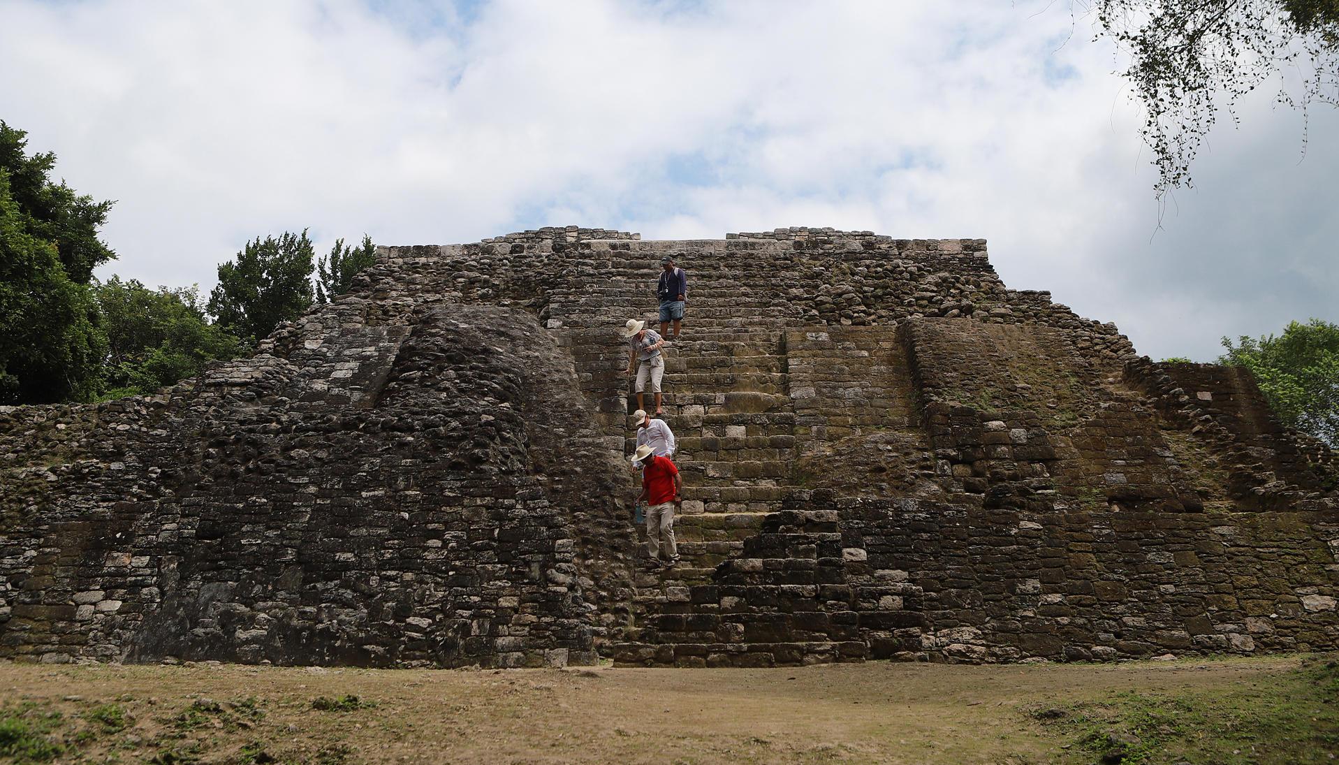 Turistas recorren la zona arqueológica de Ichkabal. 
