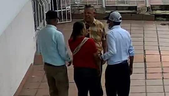 La víctima y los tres delincuentes que le hurtaron el dinero, de acuerdo con la denuncia de la familia.