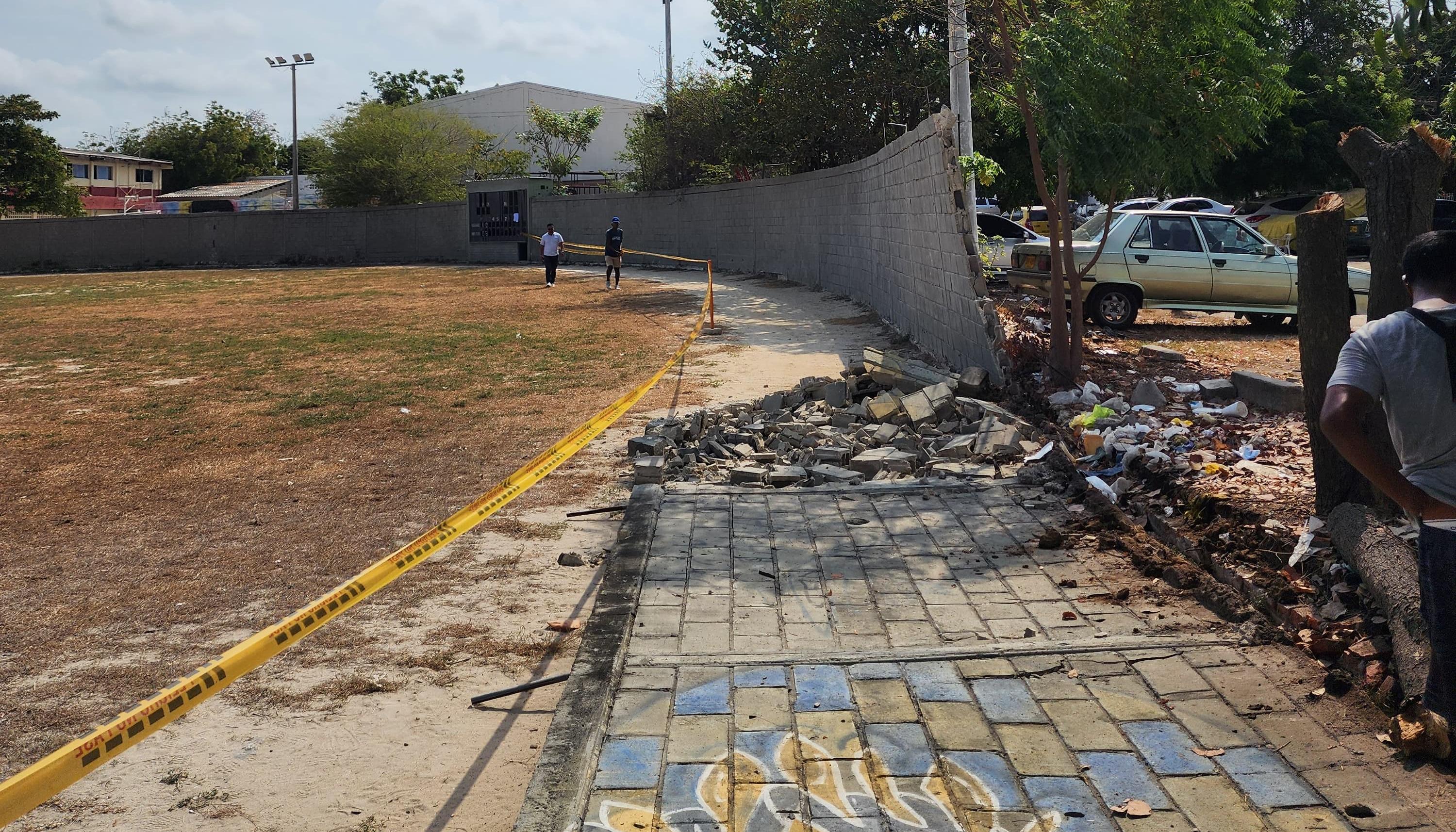 Pared derrumbada en el estadio de béisbol Menor del Hipódromo de Soledad.