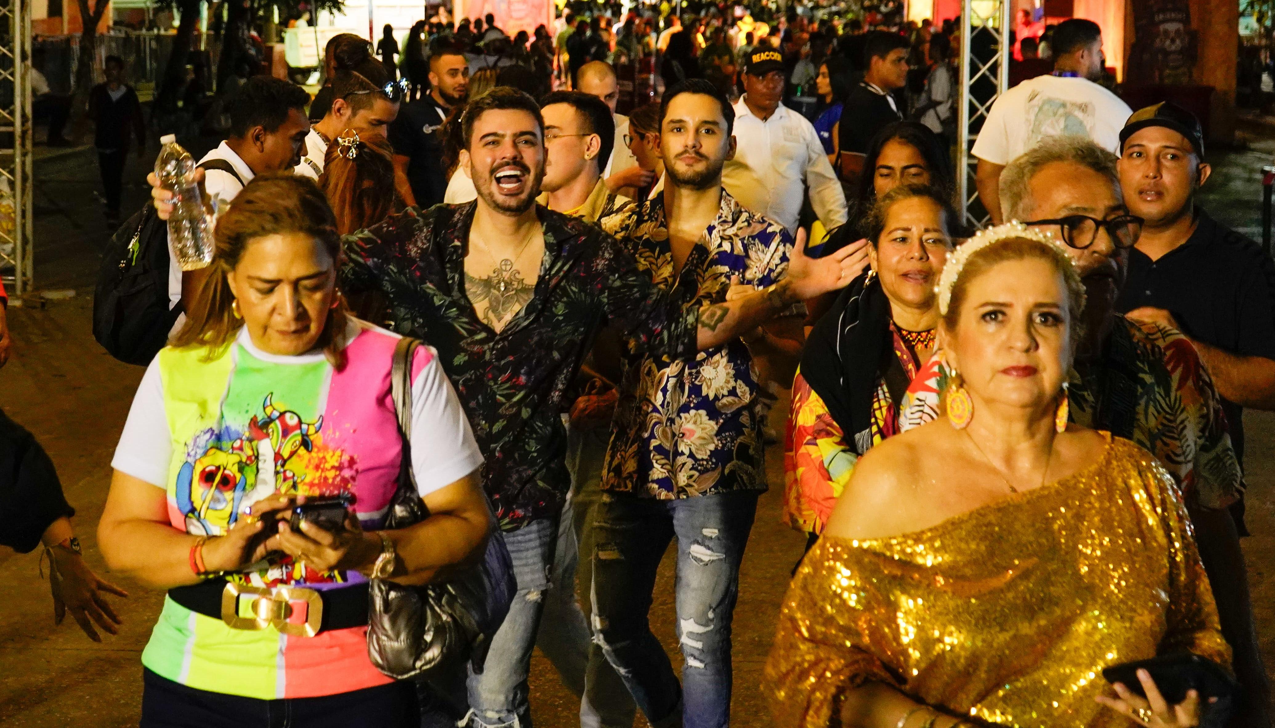 Los carnavaleros disfrutando de 'Baila a la calle'. 