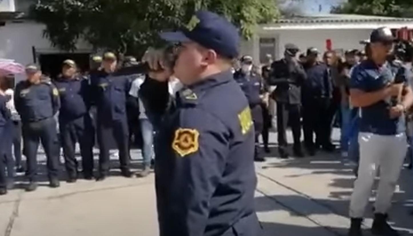 Zair Guette despidiendo al sargento Javier Henríquez Solano Ruíz.