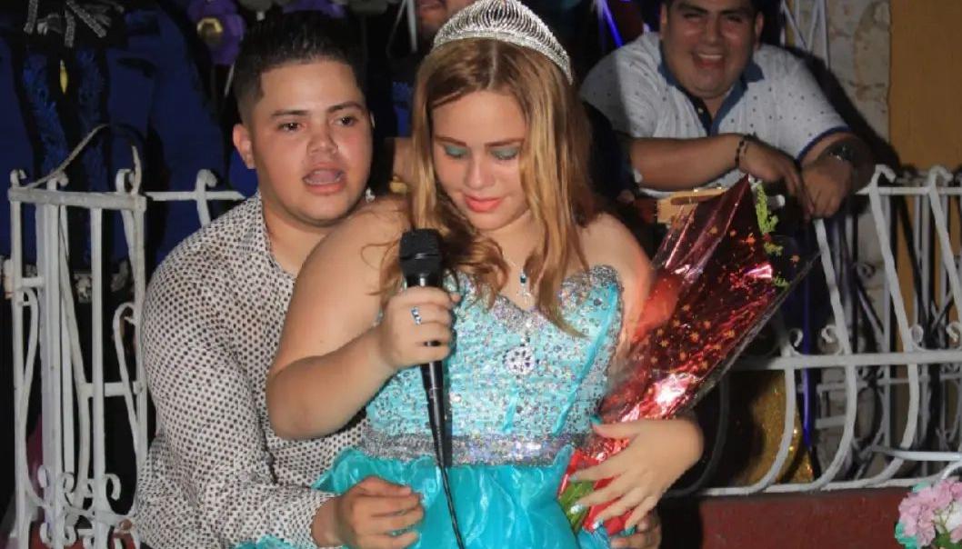 Zair con su hermana.