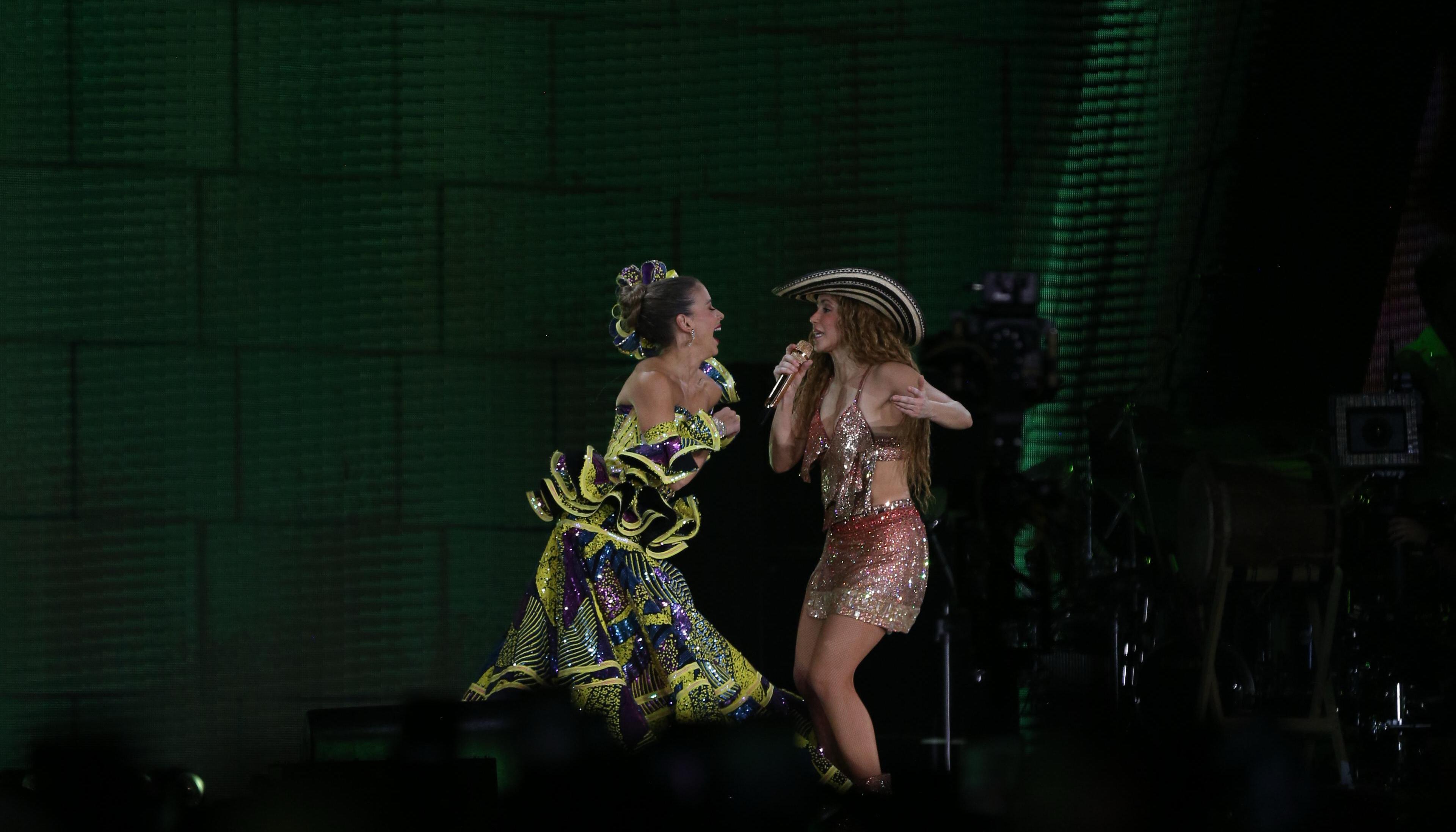 La Reina Tatiana junto a Shakira en el 'Metro'. 