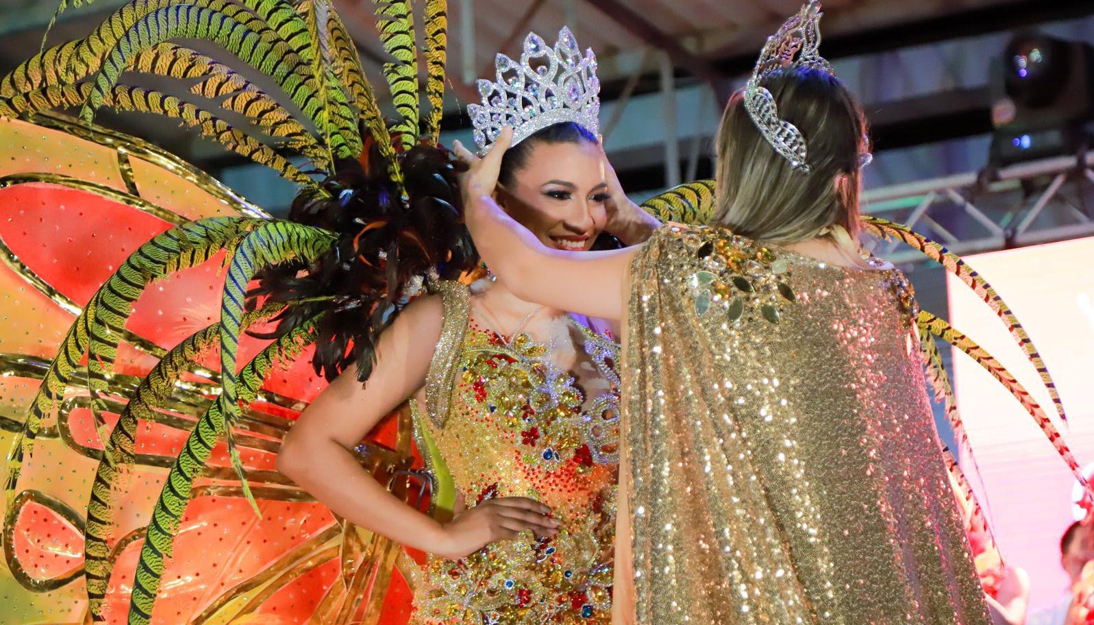 Angie González Rivera, reina del Carnaval de Suan.