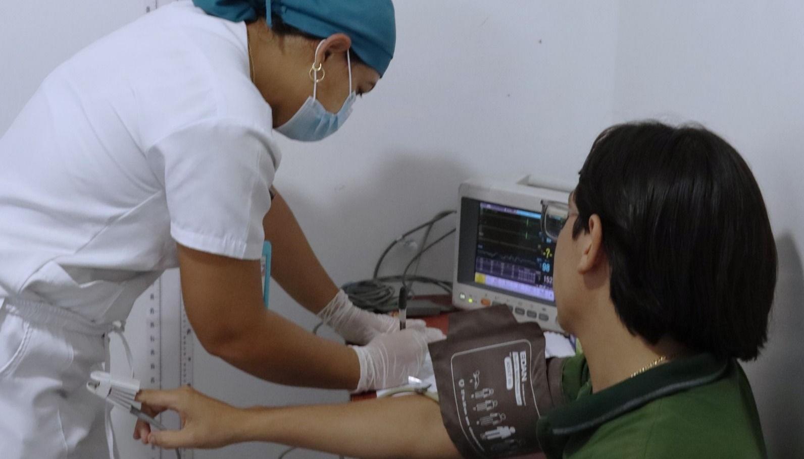 Profesional de la salud brinda atención a un usuario. 