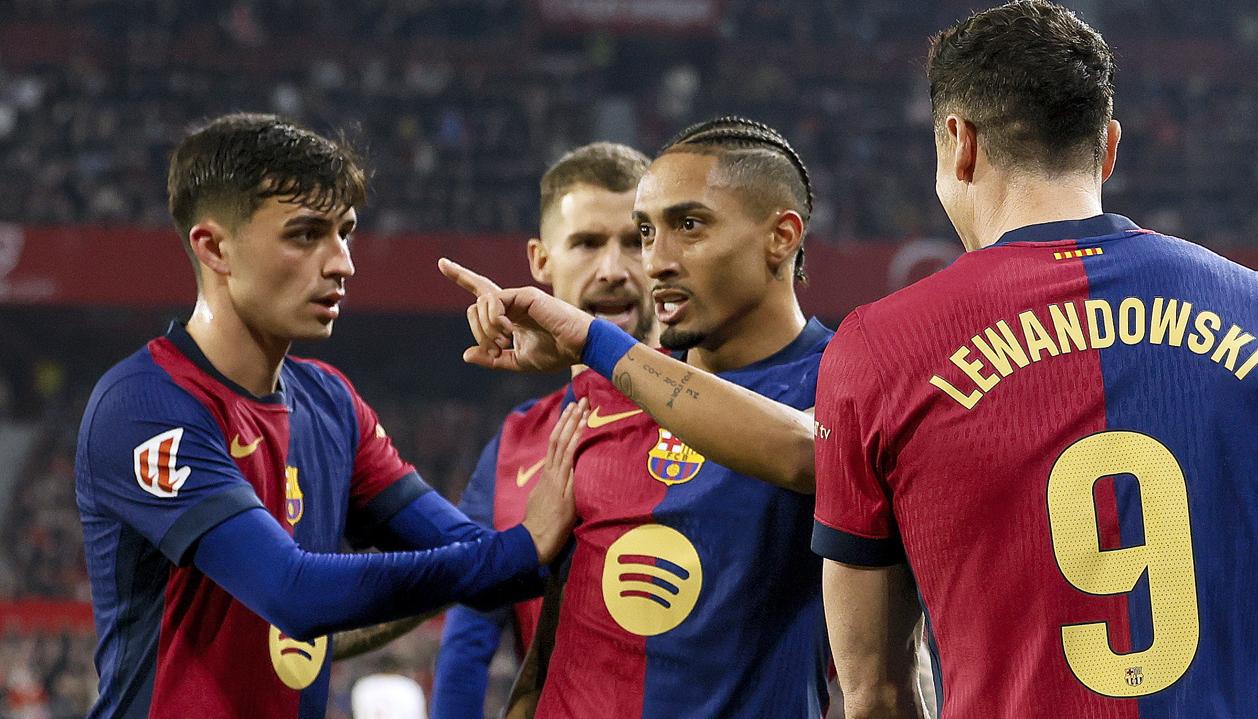 El brasileño Raphinha celebra su gol con Pedri y Lewandowski.