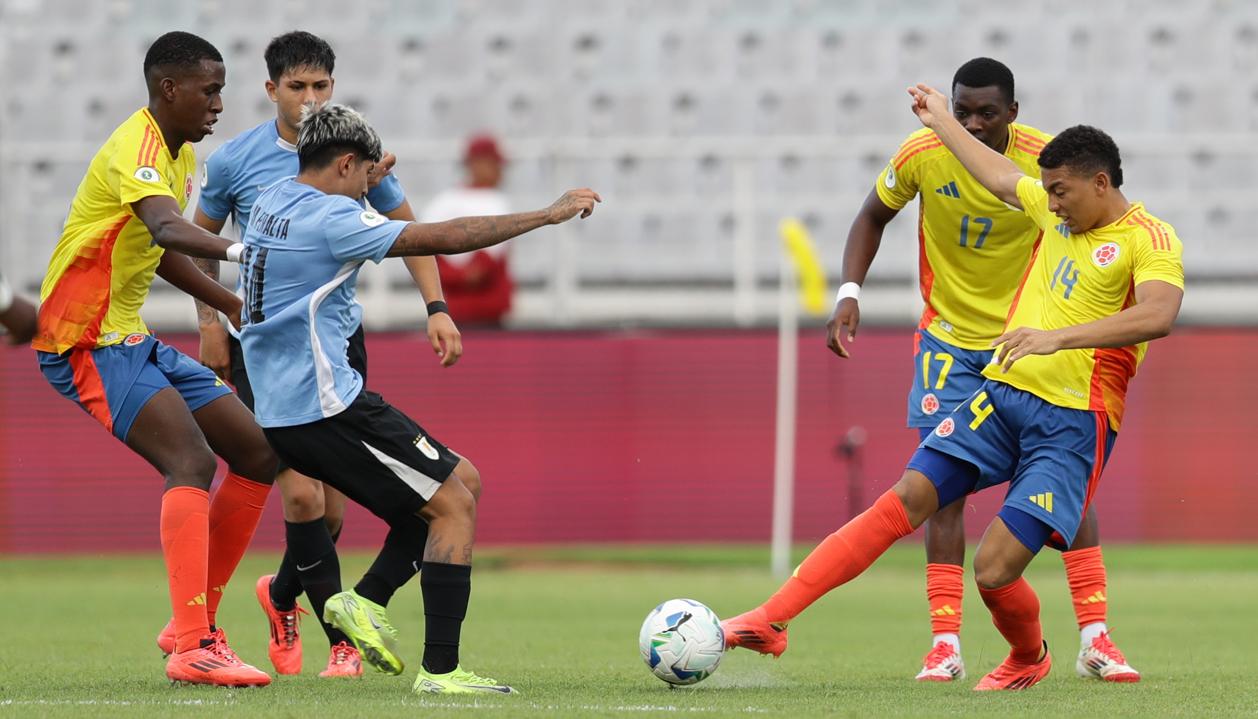 Jordan Barrera trata de rematar a la portería uruguaya. 