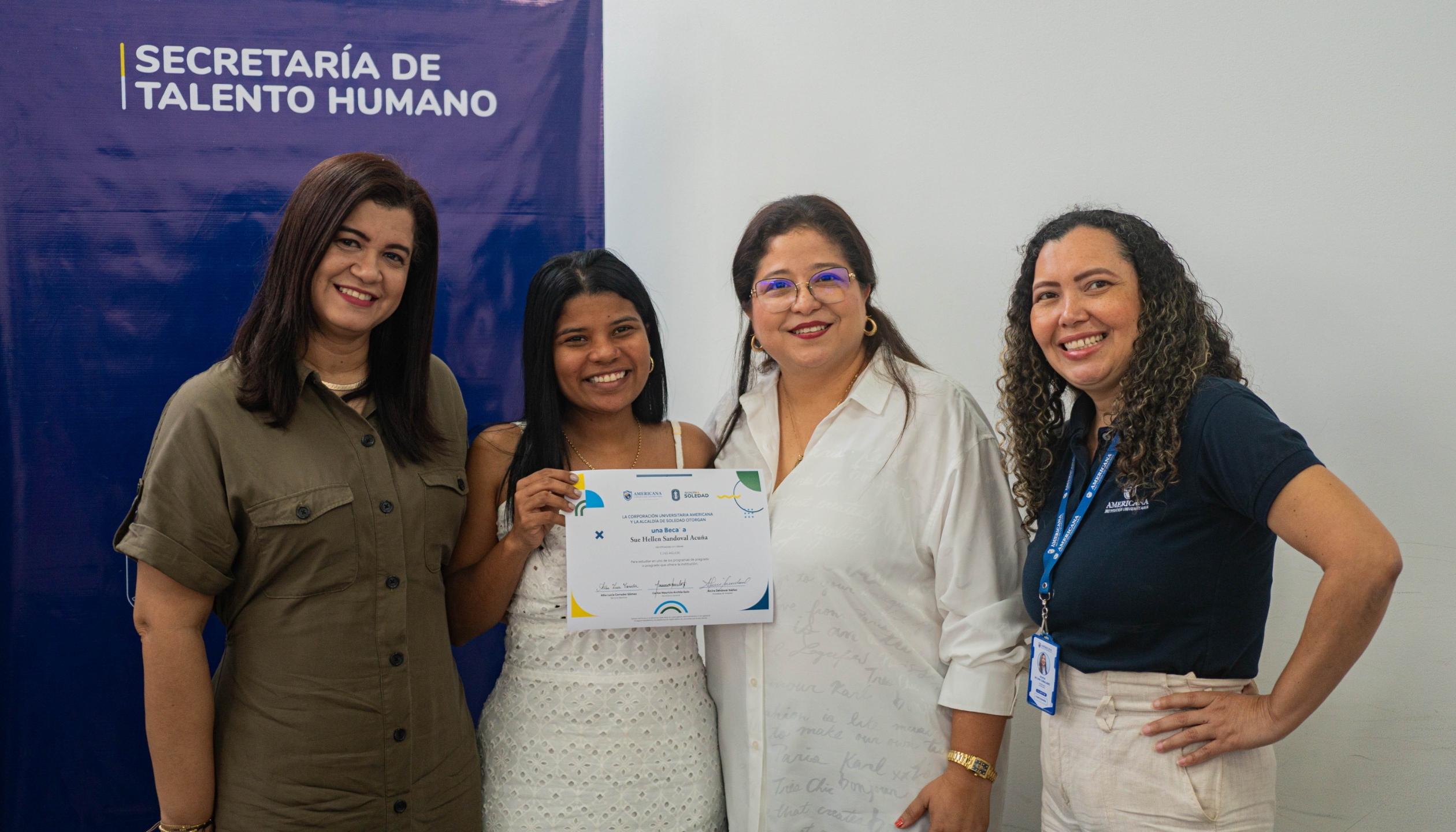 Alcaldesa Alcira Sandoval entregó las becas a los beneficiarios. 