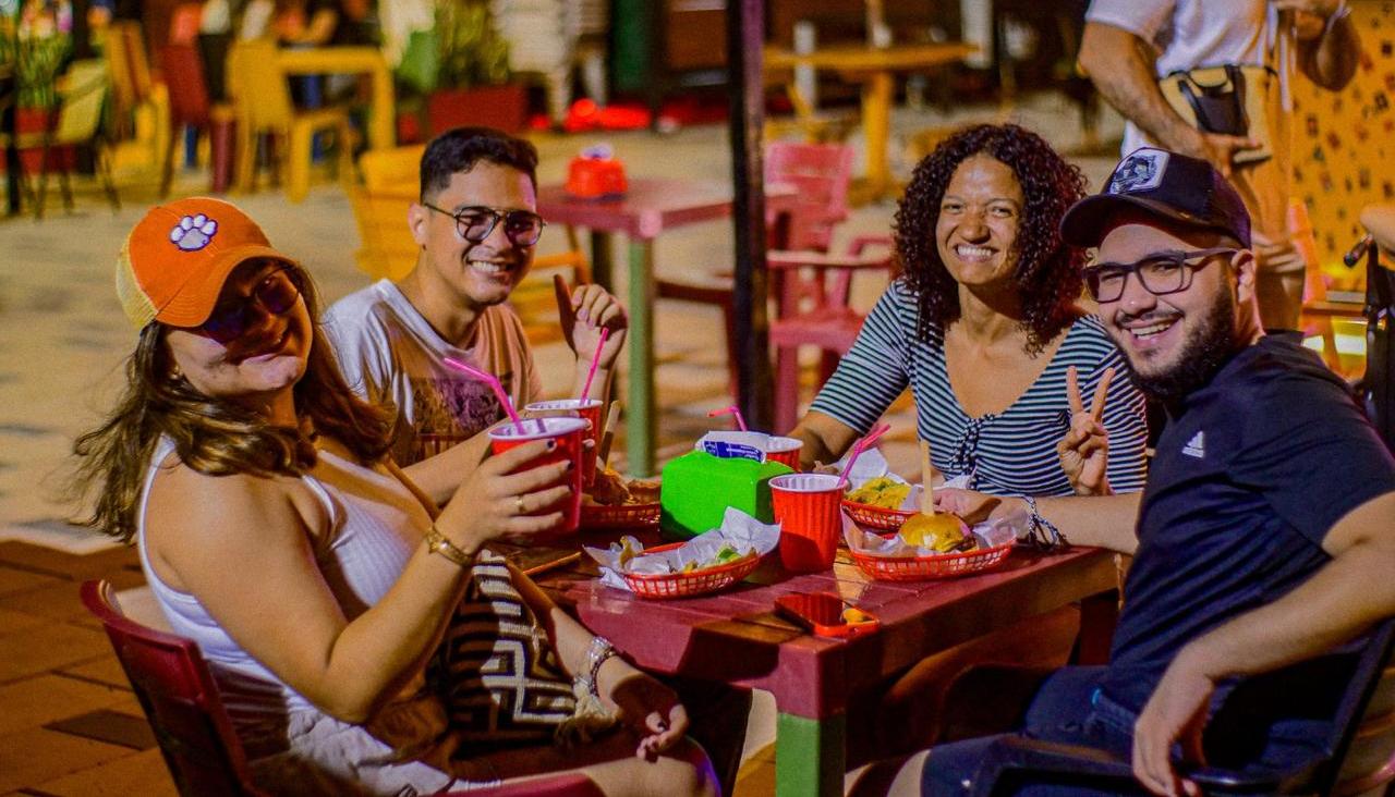 Visitantes en A Bocas del Río, en el Gran Malecón.