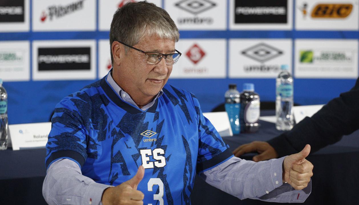 Hernán Darío Gómez durante su presentación como seleccionador de El Salvador. 