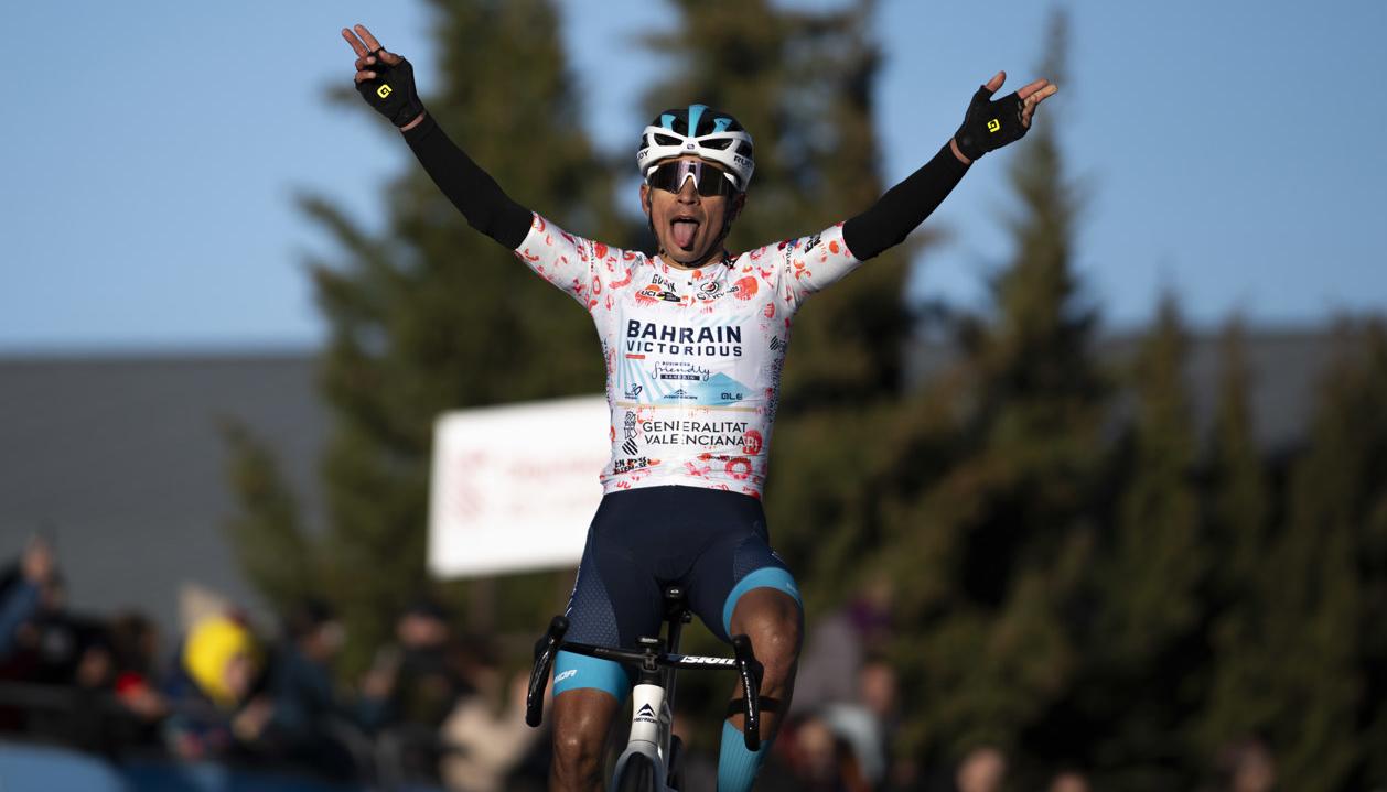 Santiago Buitrago levanta sus brazos en señal de victoria tras ganar la cuarta etapa de la carrera. 