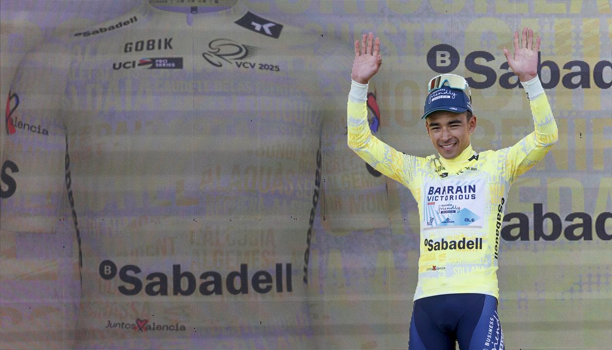 Santiago Buitrago celebra su consagración en la Vuelta a la Comunidad Valenciana.  