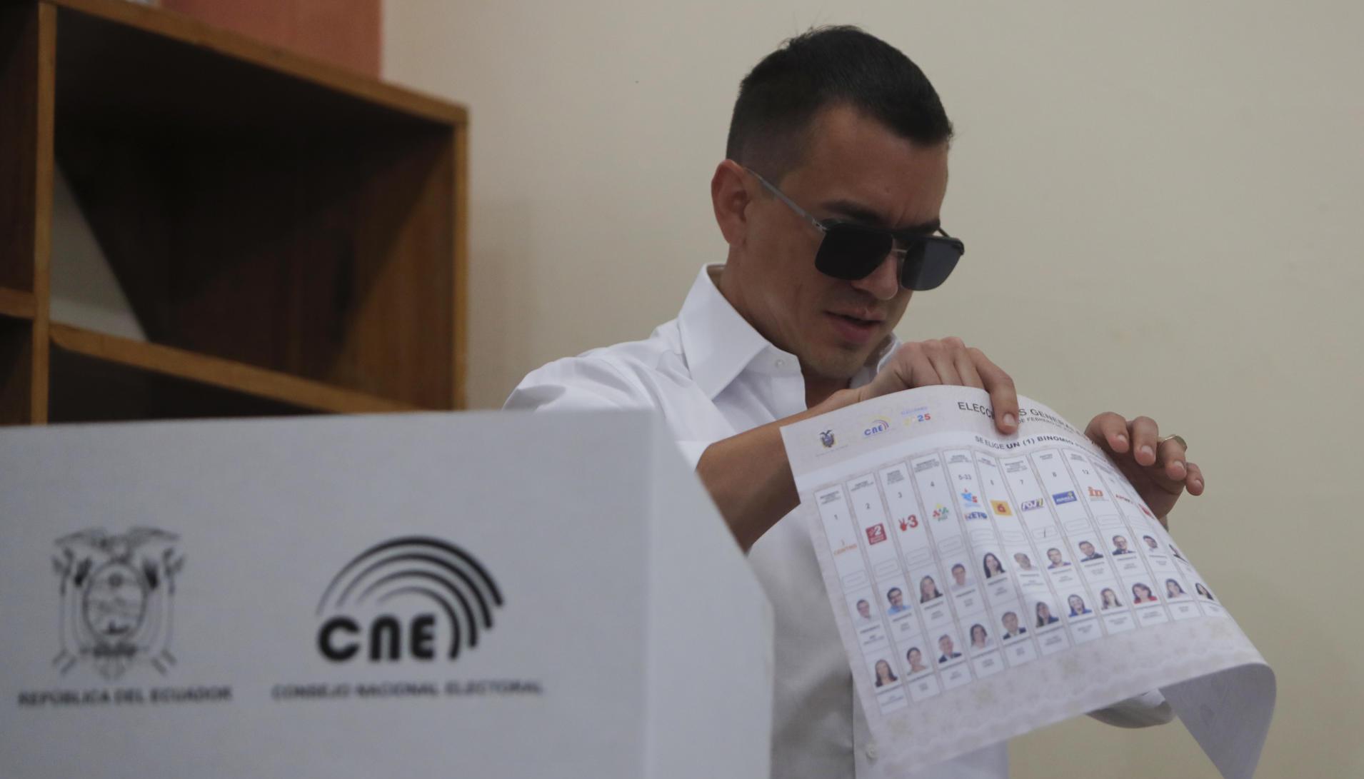 Daniel Noboa ejerció su derecho al voto este domingo.