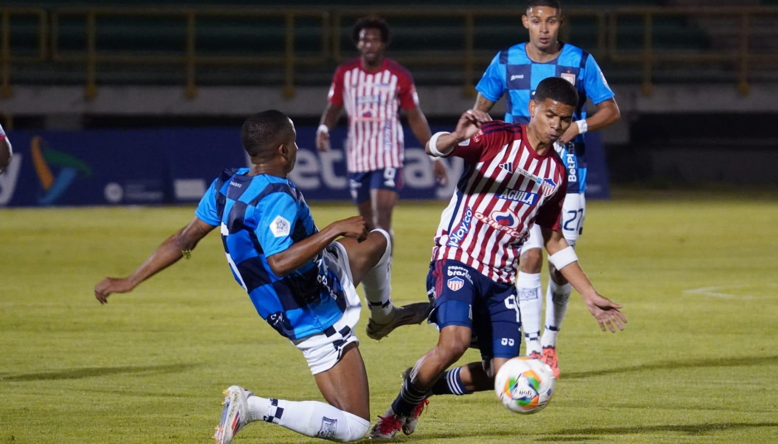 José Enamorado, que estrelló una bola en el palo, en un duelo con un jugador del Boyacá Chicó.