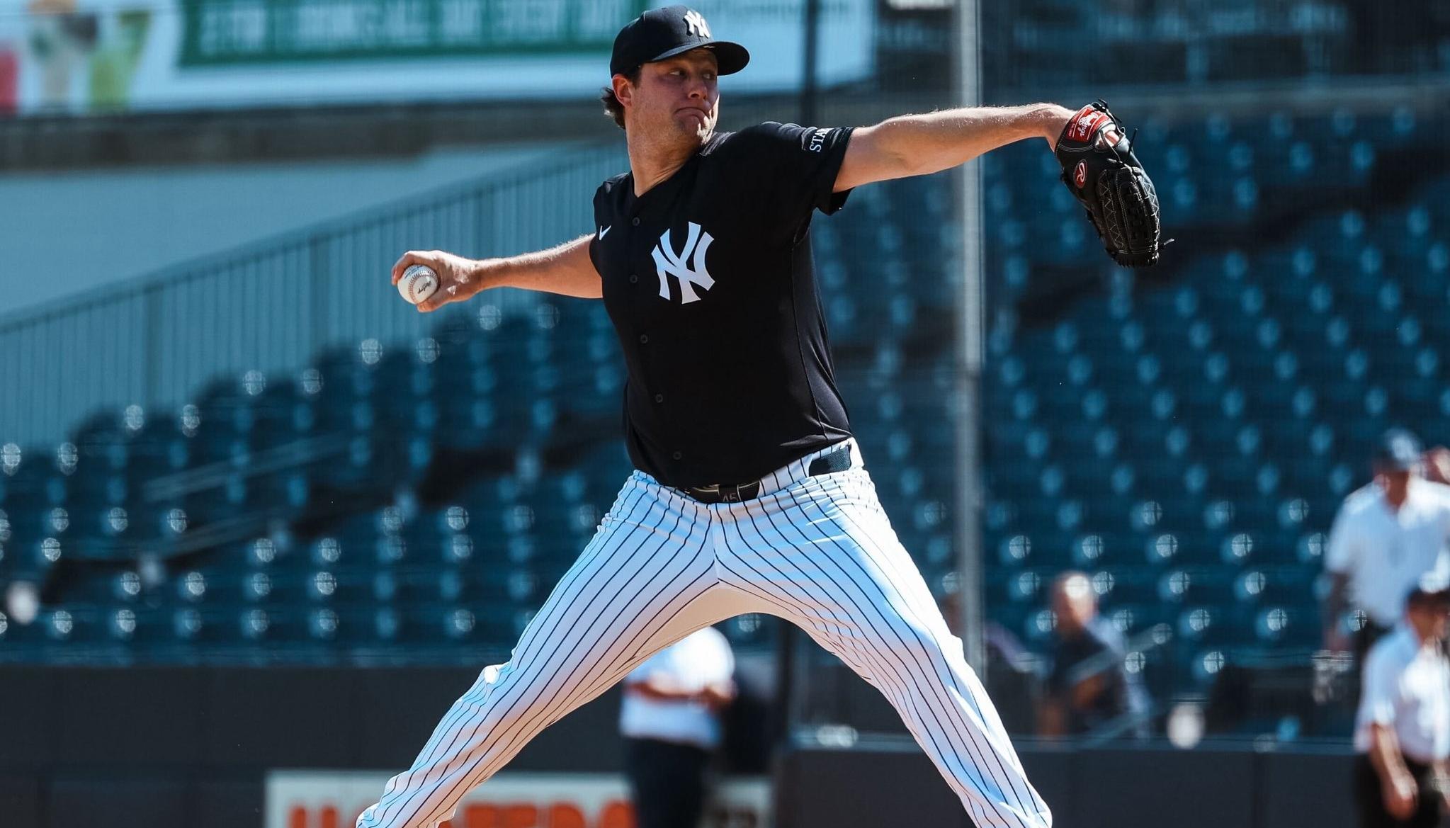 El lanzador Gerrit Cole tuvo que cortarse el cabello y afeitarse tras firmar con los Yanquis. 