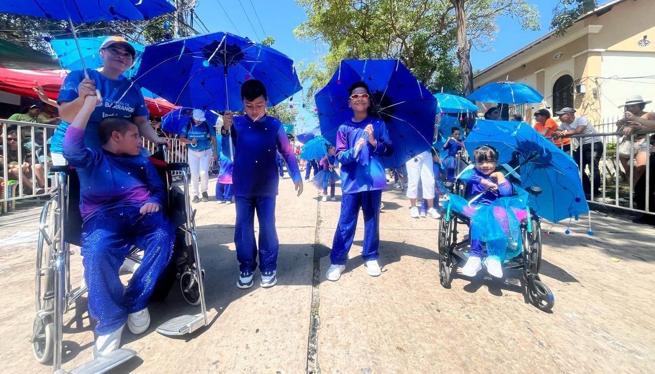 Comparsa inclusiva participa del Carnaval de los Niños 2025.