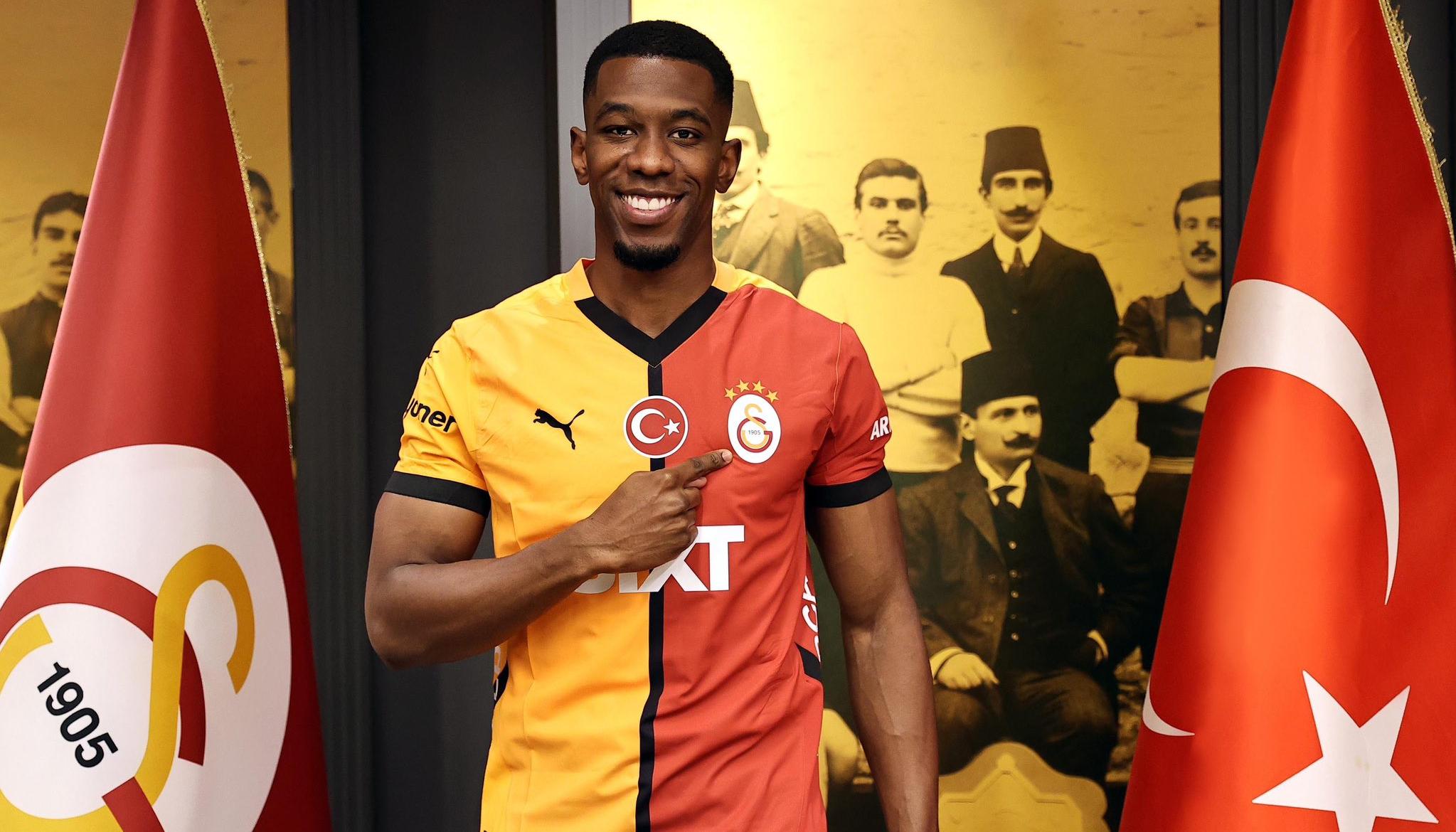 El colombiano Carlos Cuesta con la camiseta de su nuevo club. 