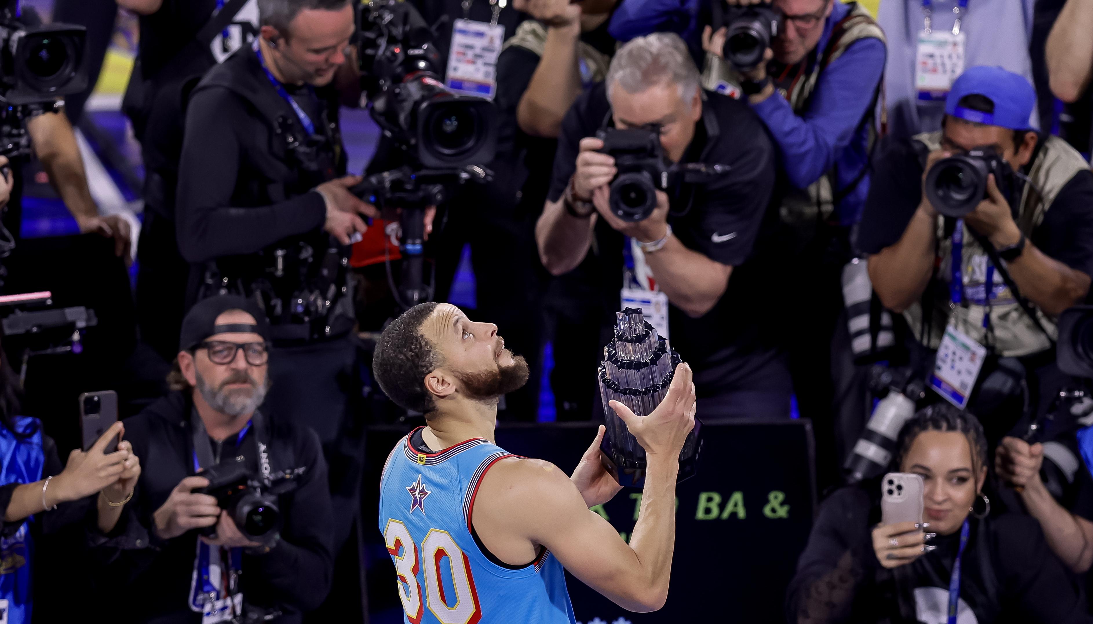 Stpehen Curry posa para los fotógrafos tras ser elegido como MVP del All-Star.