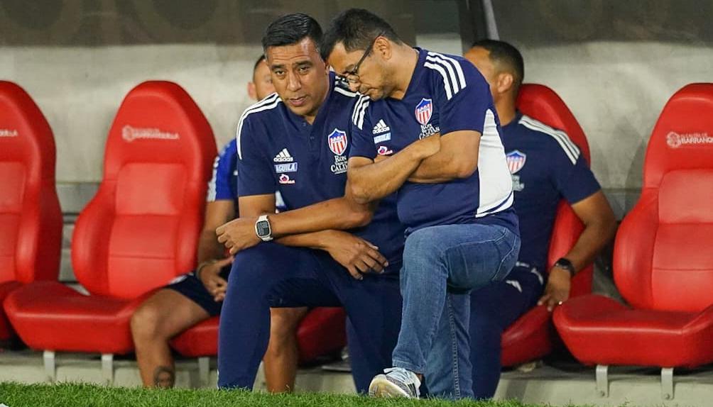 El técnico del Junior, César Farías, dialoga con el delegado Héctor Fabio Báez.