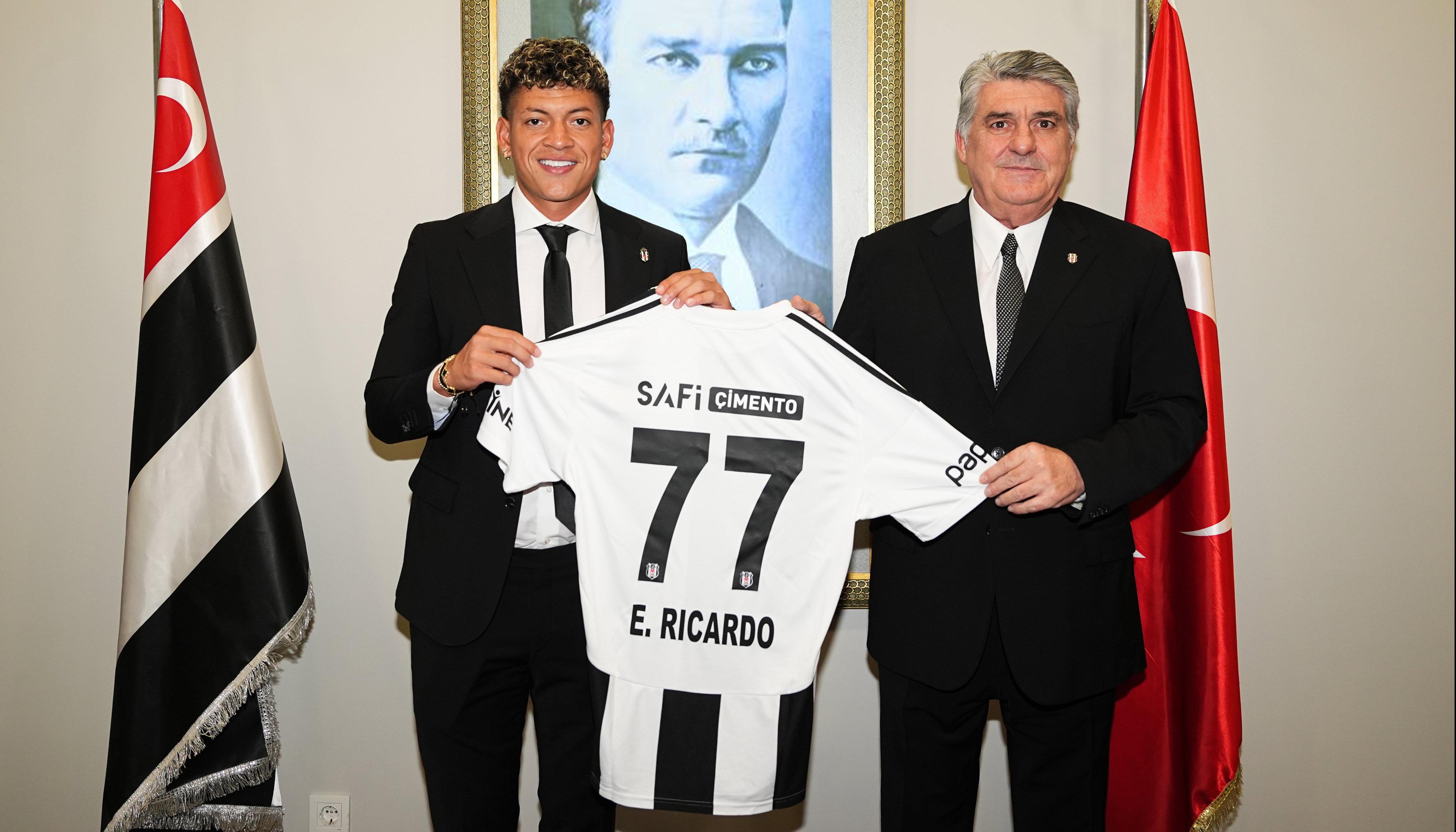 El barranquillero Élan Ricardo con el presidente del Besiktas, Serdal Adalı.