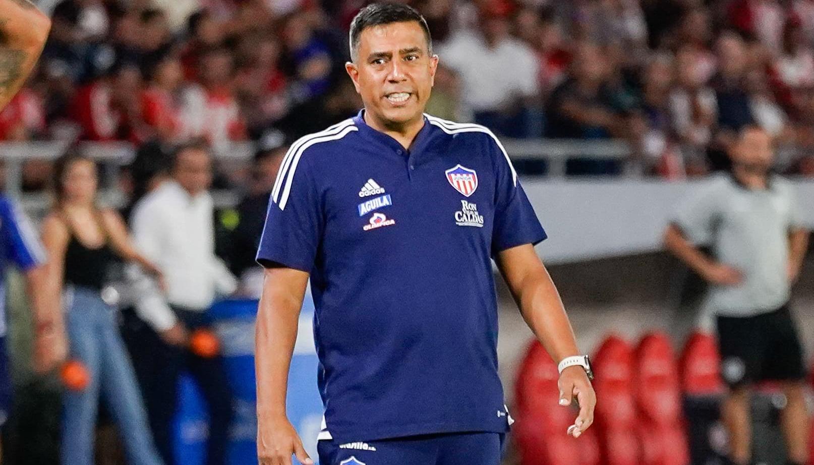 César Farías, técnico del Junior, durante el partido contra Envigado. 