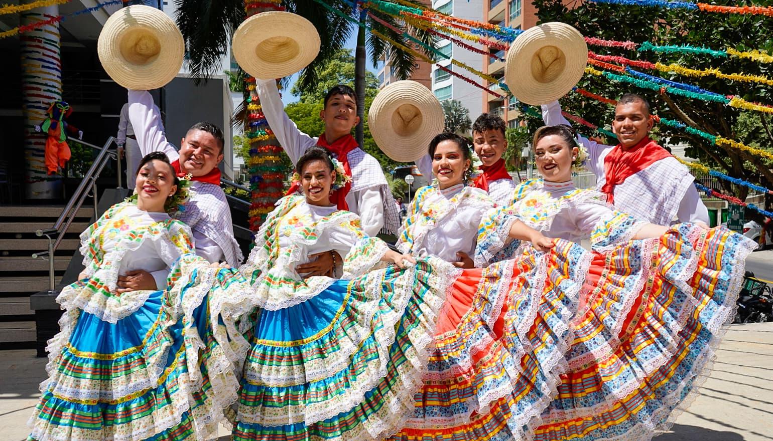 Bailarinas de a agrupación dancística Expresión son Candela.