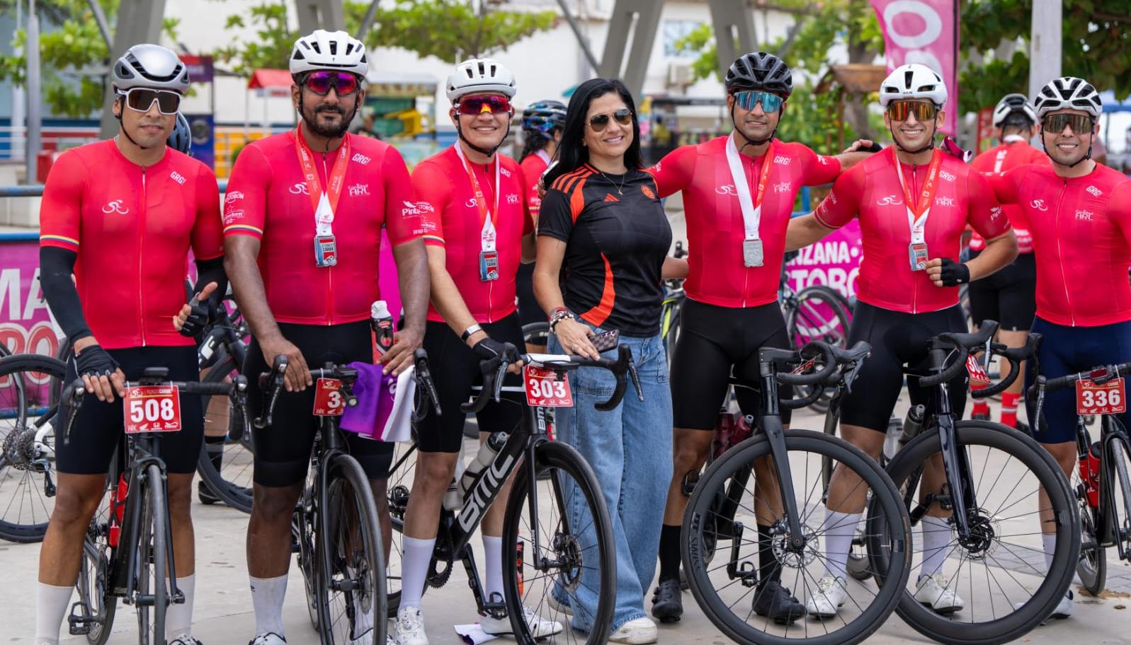 Grupo de participantes en la carrera ciclística Gran Fondo Caribe. 