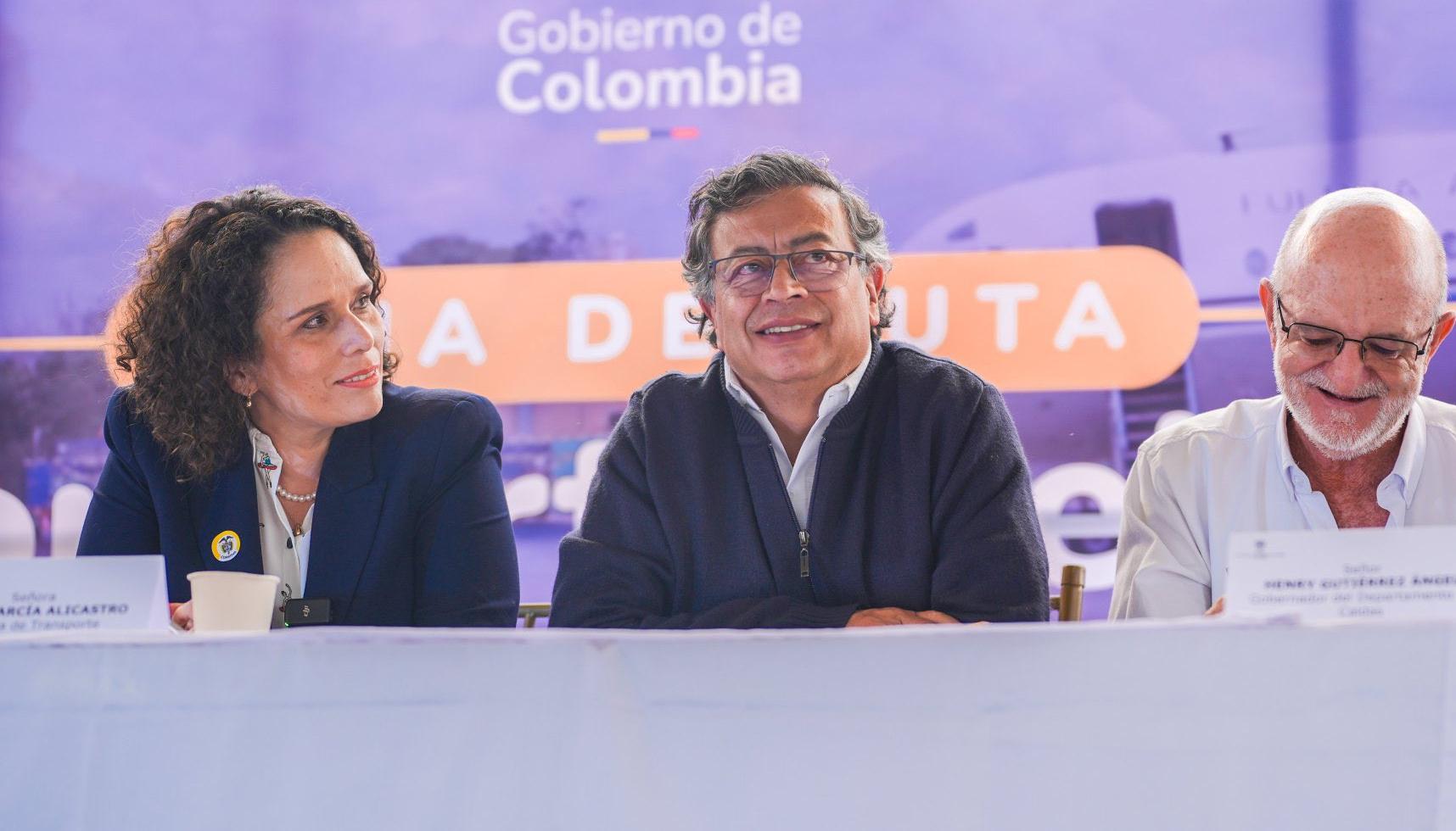 La exministra de Transporte, María Constanza García, y el Presidente Gustavo Petro.