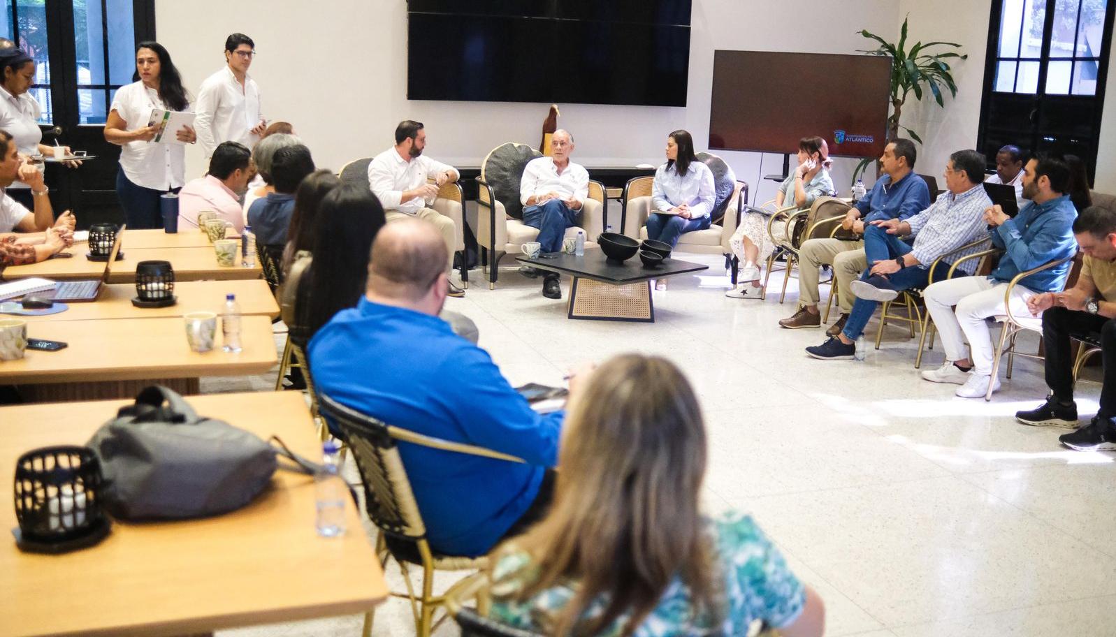 Reunión del Gobernador Verano y gremios del sector turismo. 