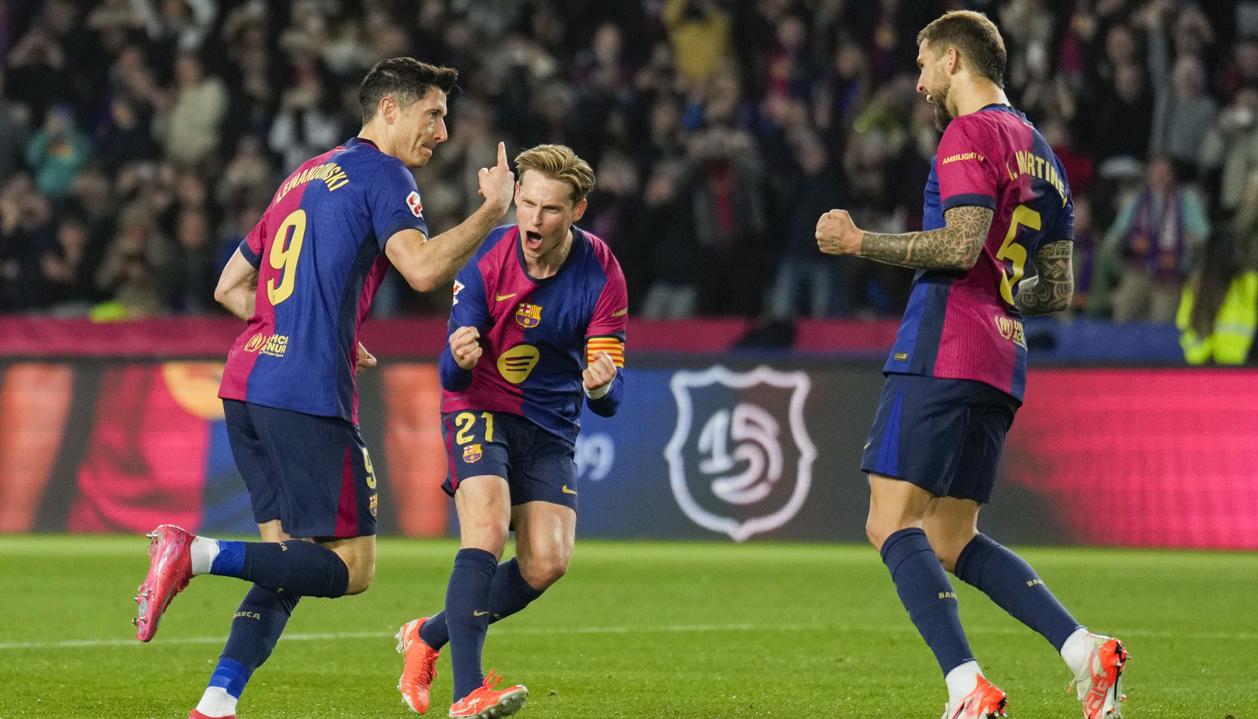 Robert Lewandowski (9) festeja el gol con el que le dio el triunfo al Barcelona. 