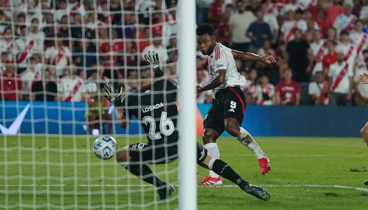 La acción en la cual Borja marcó el gol de la victoria de River sobre Lanús.