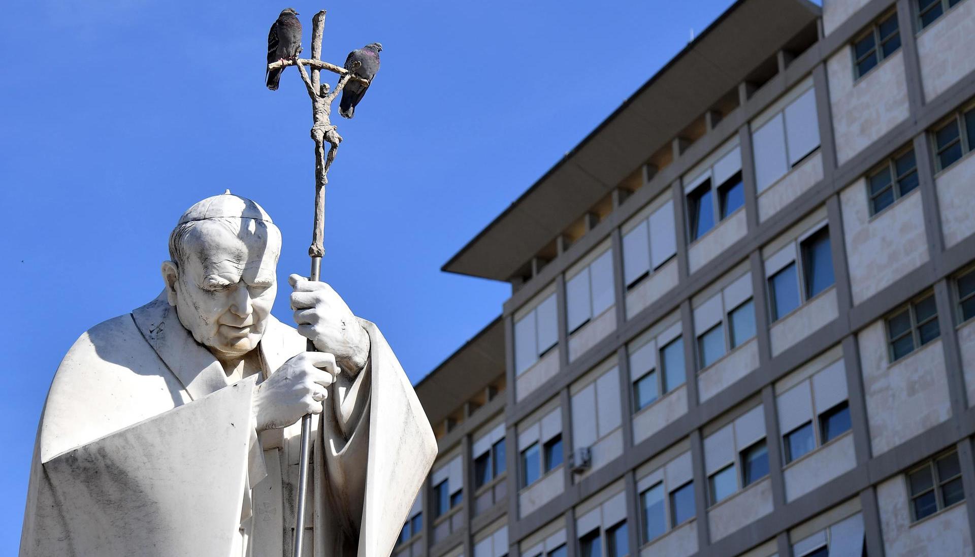 La estatua de Juan Pablo II ante el hospital Gemelli, donde está ingresado el Papa Francisco. 