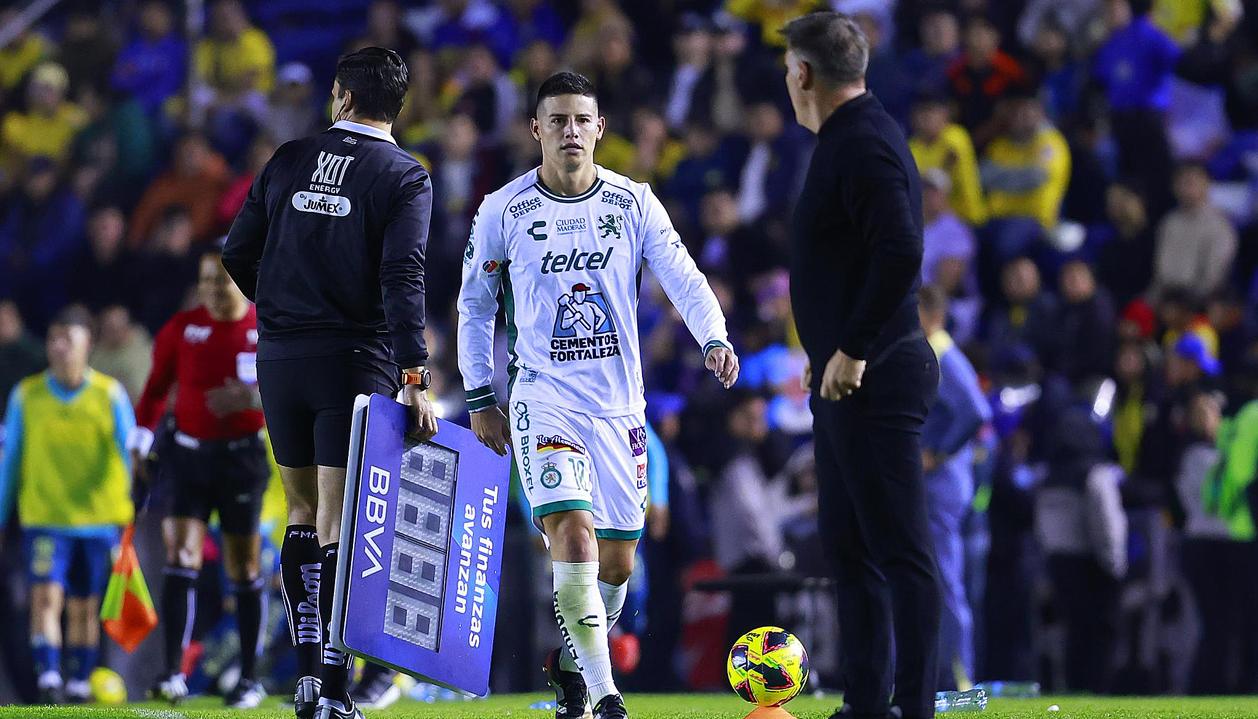 James Rodríguez tras ser sustituido por el técnico Eduardo Berizzo.