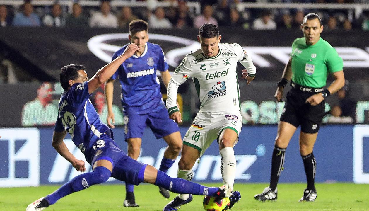 James Rodríguez intenta eludir la marca de Luan García, del Toluca.