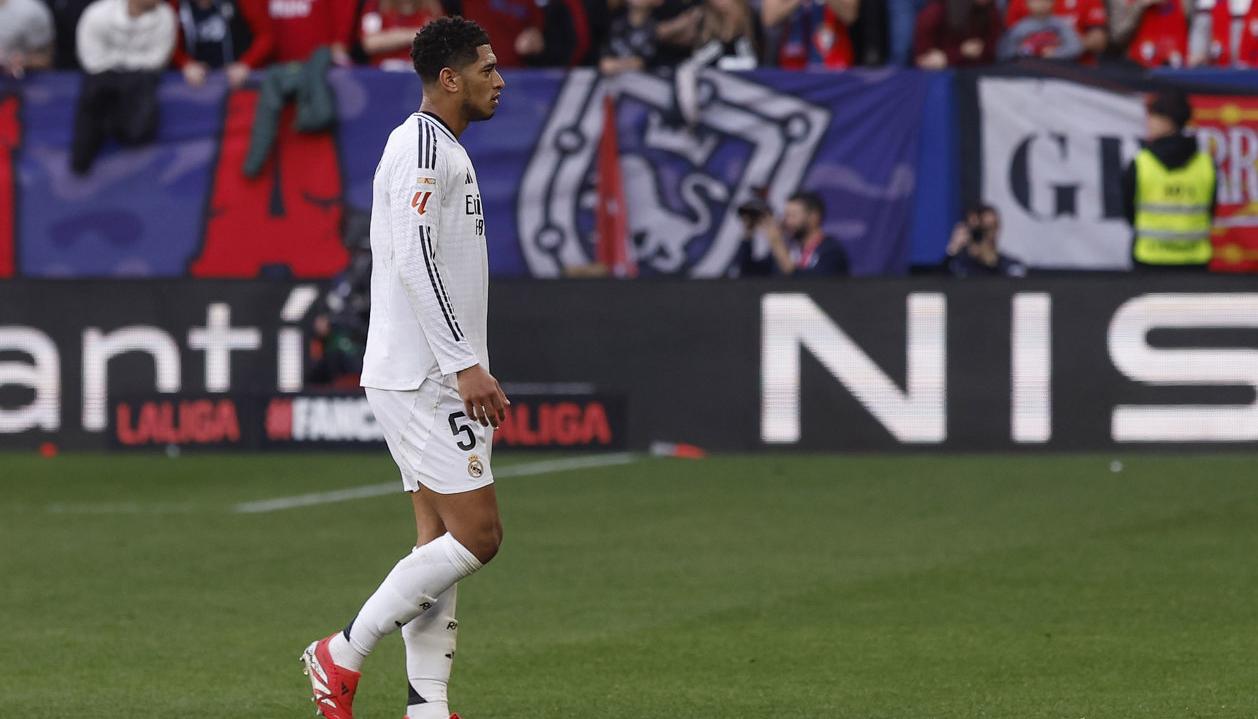 Jude Bellingham abandona la cancha tras ver la tarjeta roja. 