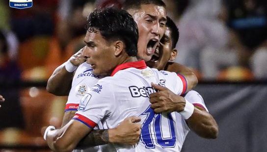 El uruguayo Eric Krame celebra con Jannenson Sarmiento el gol del Unión Magdalena. 