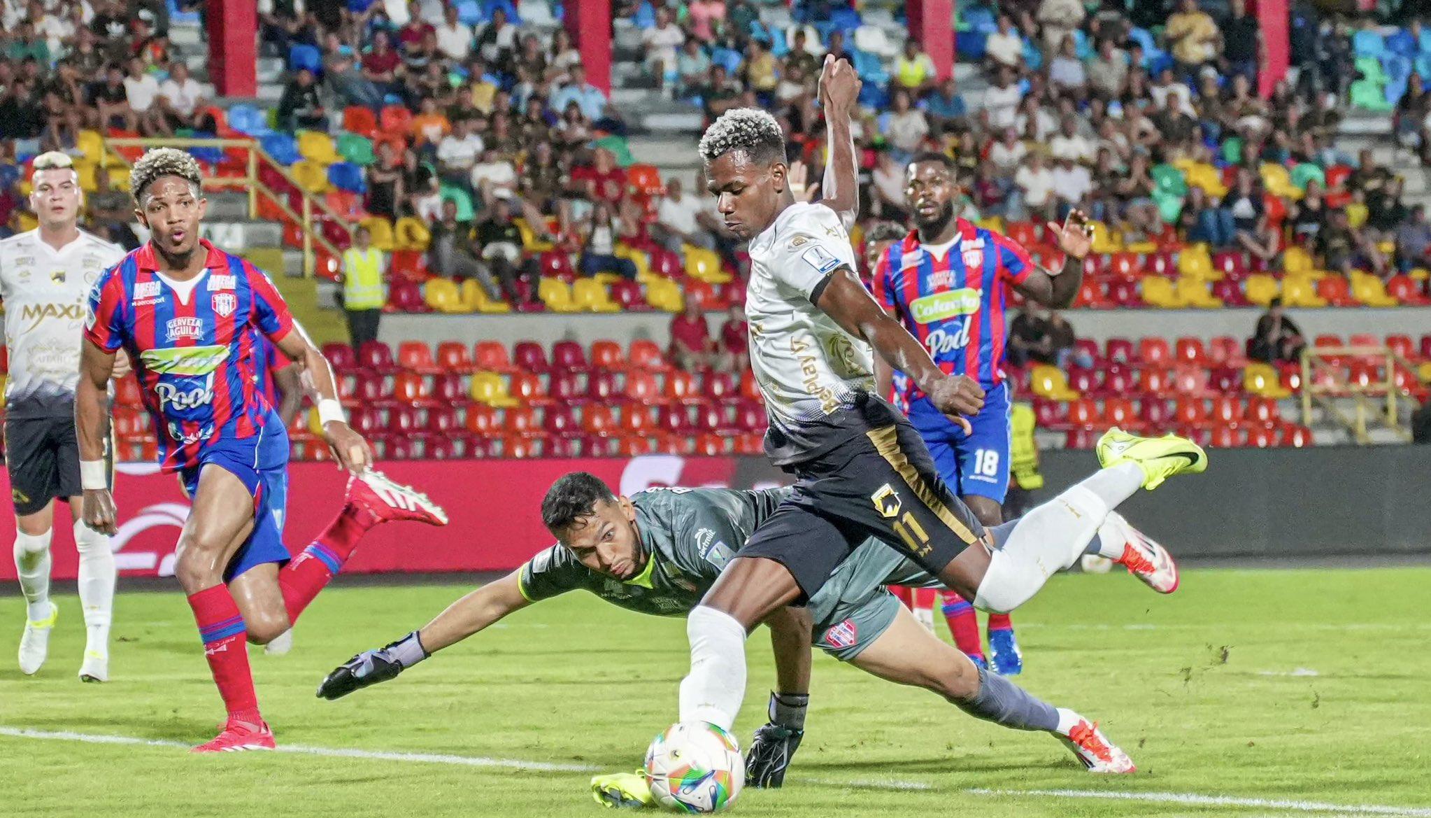 Acción de gol de Fredy Espinal, de Llaneros, que fue invalidada por fuera de juego.