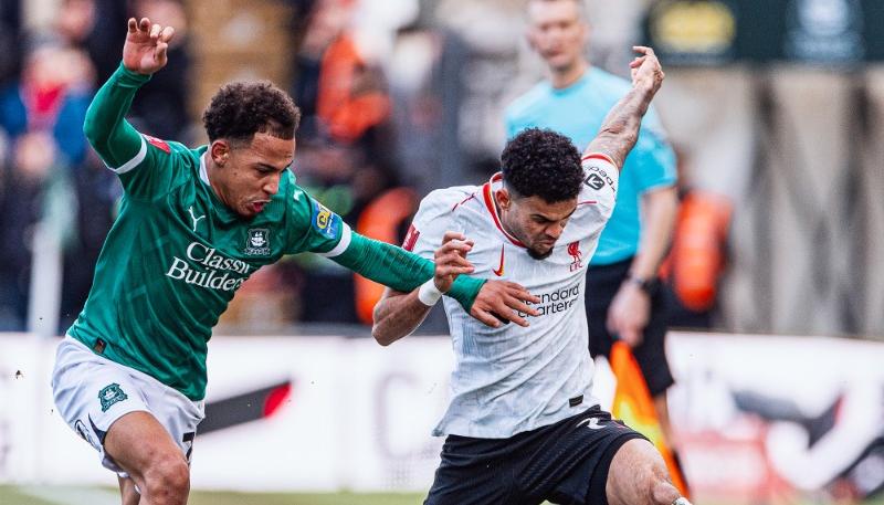 El colombiano Luis Díaz intenta avanzar ante la marca de un jugador rival. 