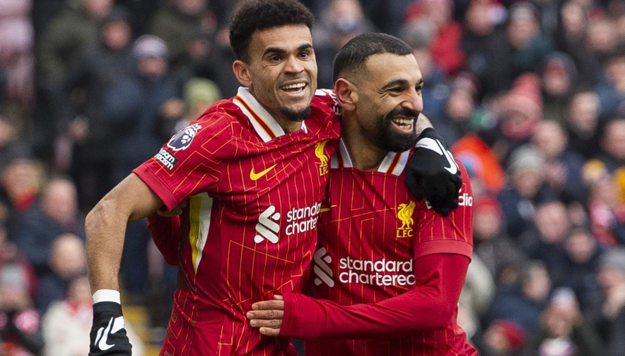 Luis Díaz festeja su gol con el egipcio Mohamed Salah.