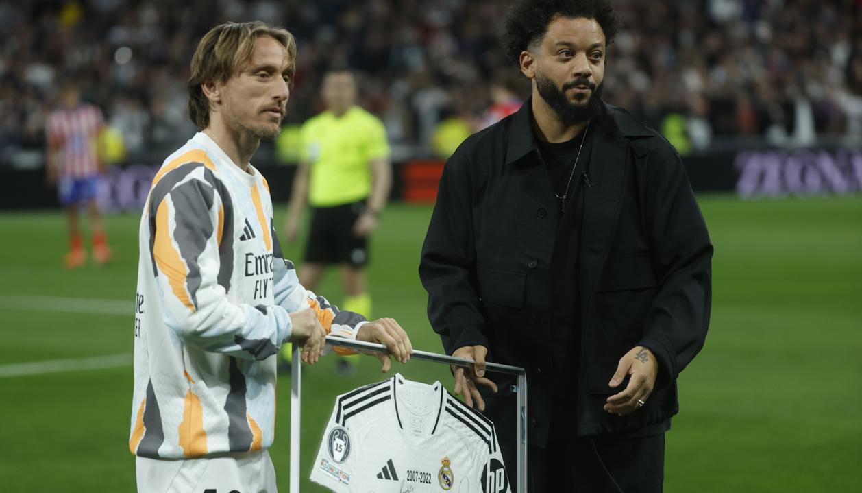 Marcelo recibió de Luka Modric una camiseta autografiada del Real Madrid.