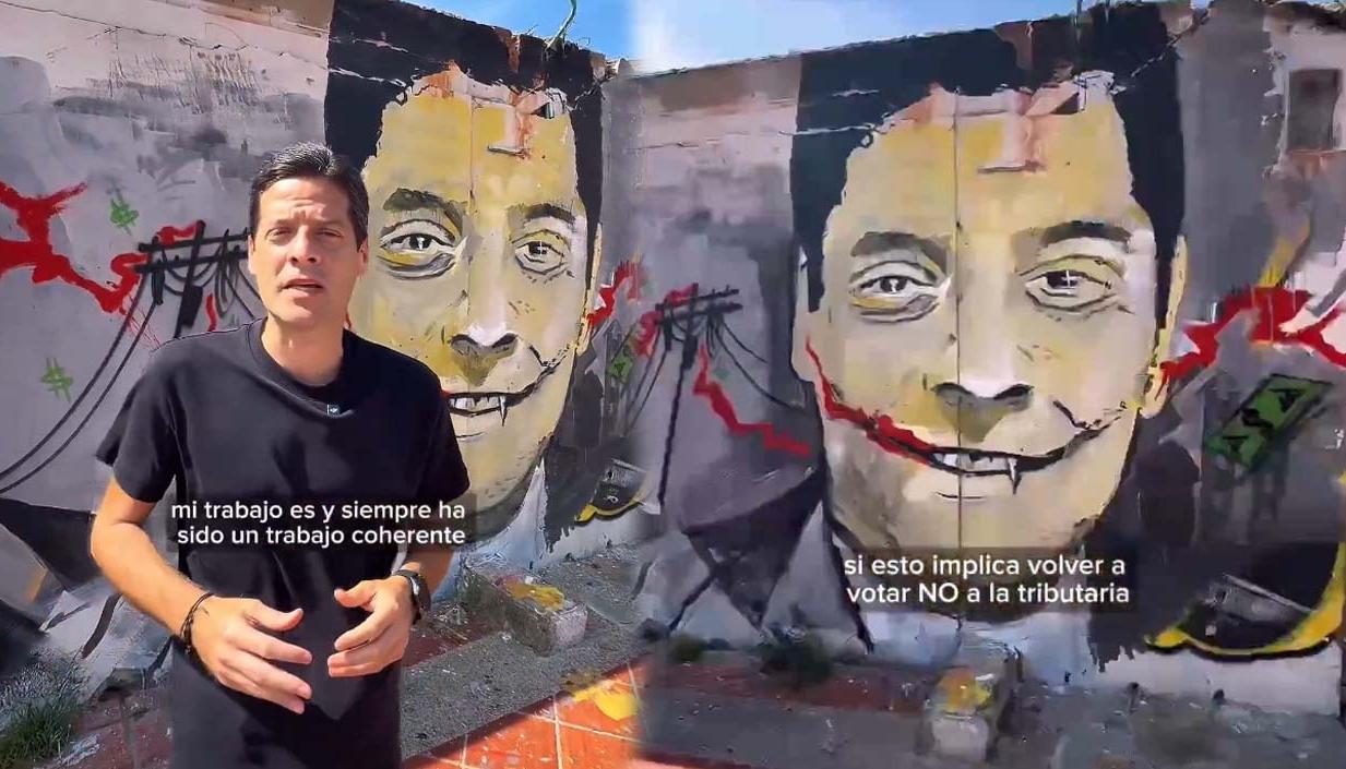 Senador Mauricio Gómez en el mural. 