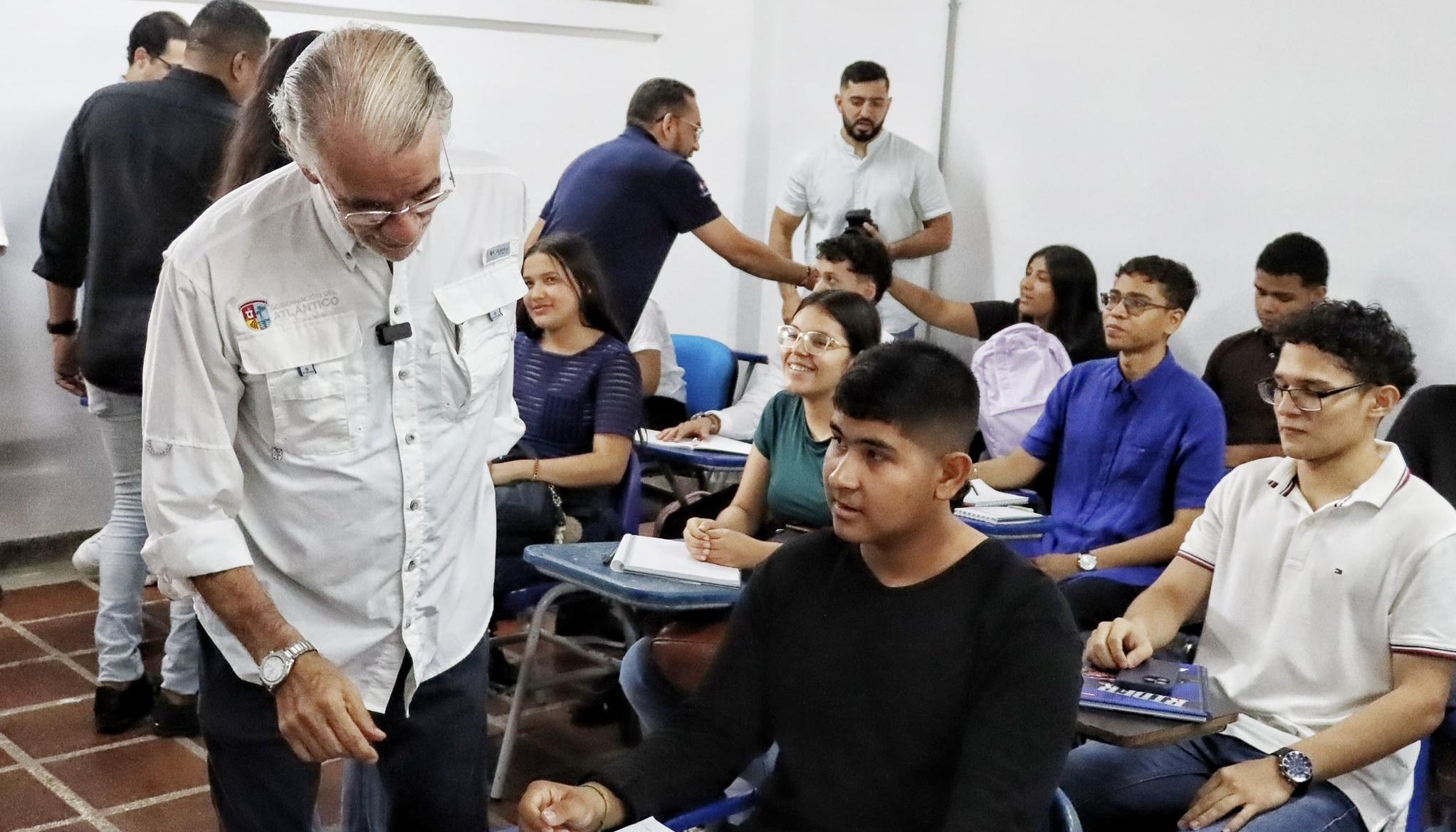 El gobernador Eduardo Verano durante la bienvenida a los estudiantes de Uniatlántico.