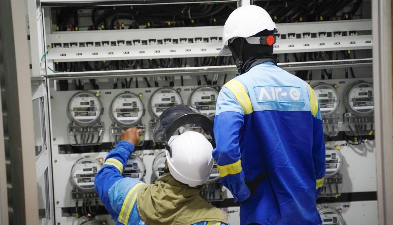 Operarios de Air-e revisando los medidores.