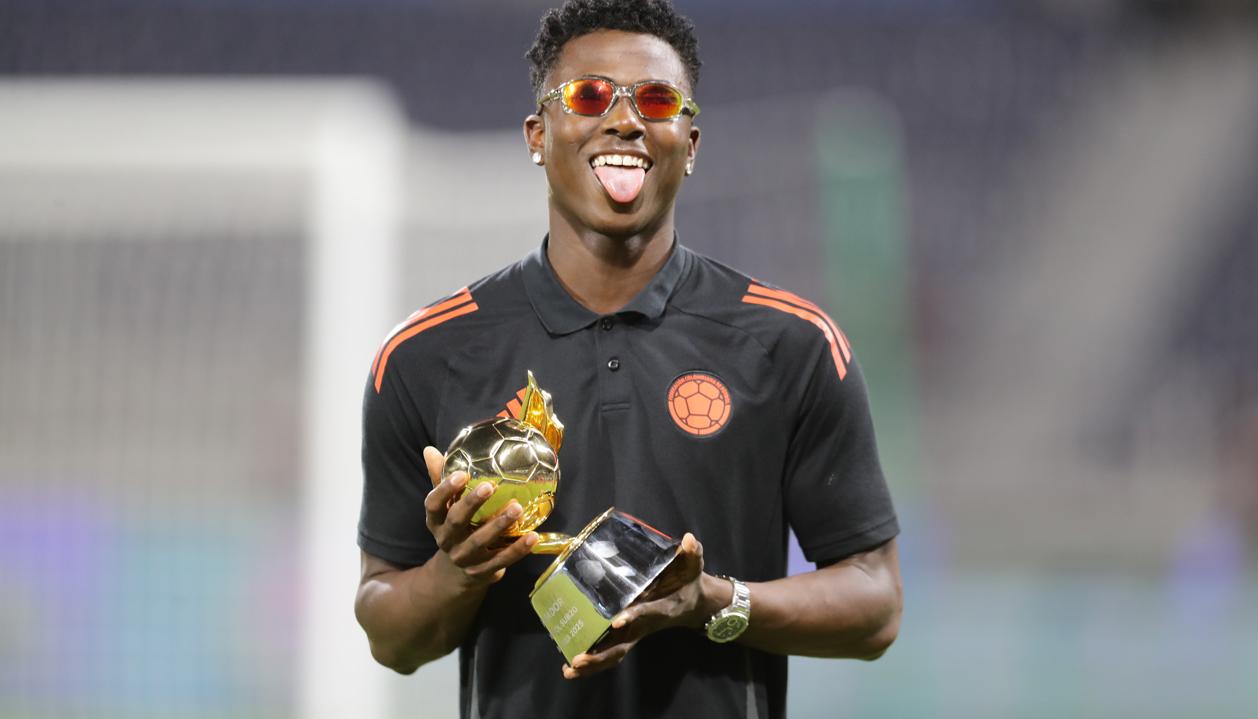 Néiser Villarreal con el trofeo de máximo goleador del Sudamericano sub-20.