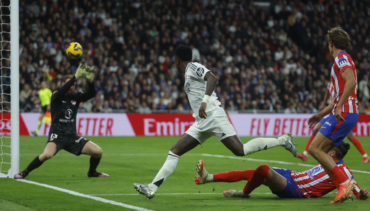 Jan Oblak, portero del Atlético, rechaza un disparo del brasileño Vinicius. 