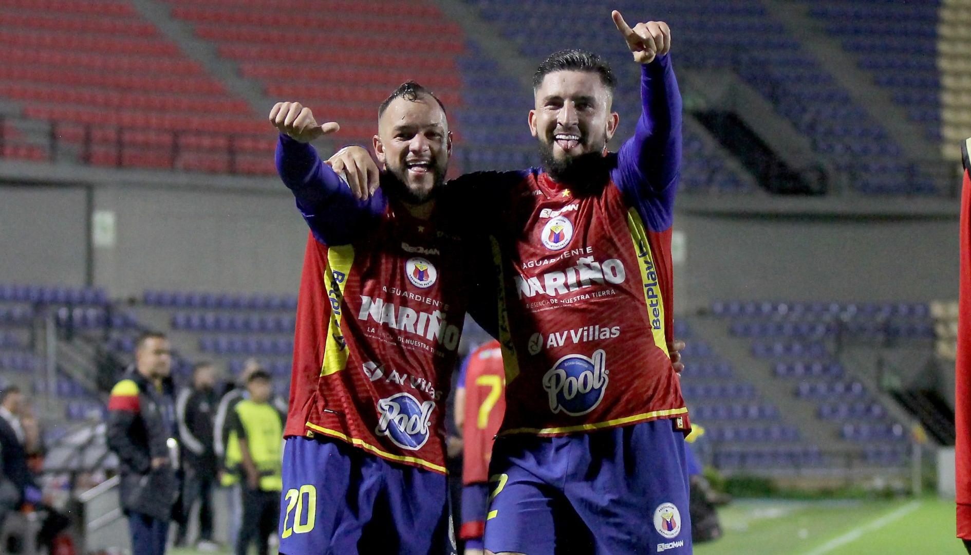 Mauricio Castaño (20), autor del primer gol del Pasto, celebra con Israel Alba.