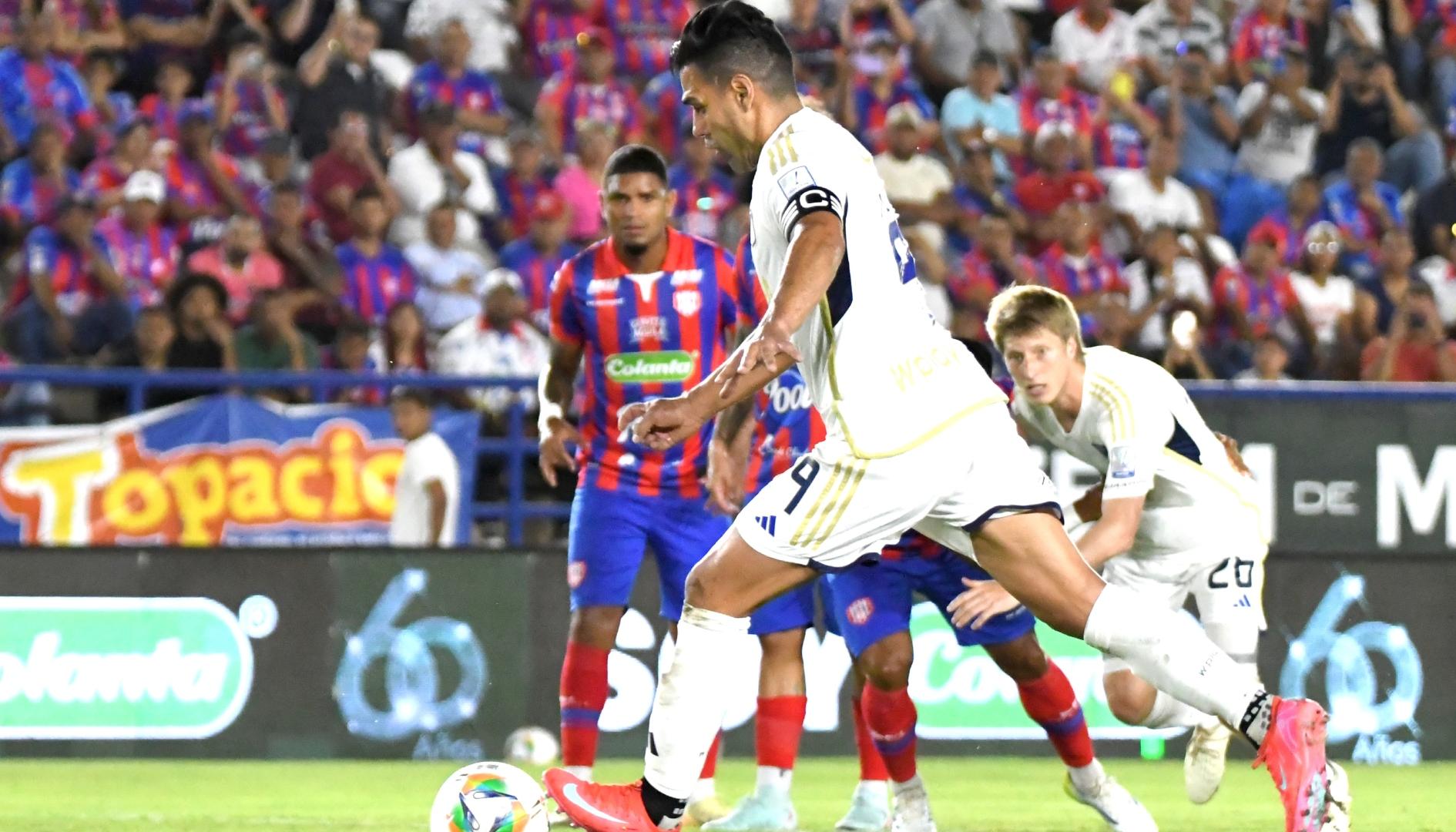 Falcao García cobra la pena máxima con la que abrió la cuenta a favor de Millonarios.