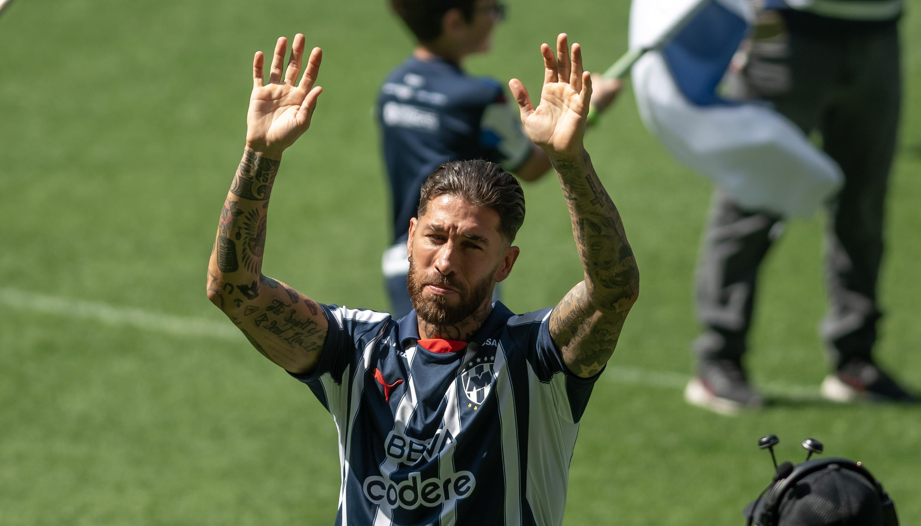 Sergio Ramos saluda a la afición del Monterrey en su presentación oficial. 